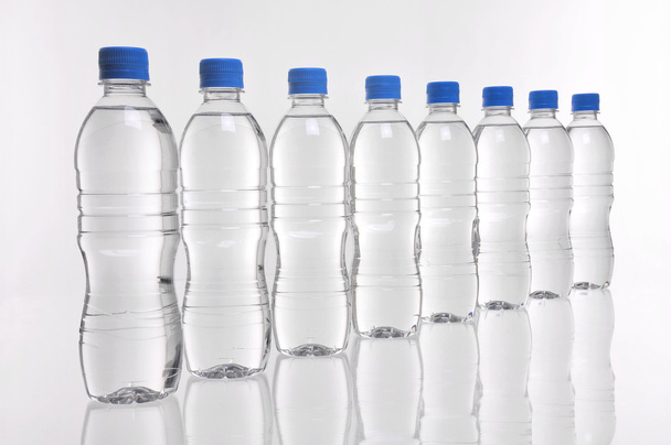 su şişeleri bir çizgi - Fotoğraf, Görsel