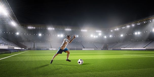 Soccer player hitting ball - Foto, afbeelding