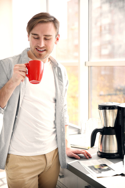 handsome man with cup of coffee - Foto, afbeelding