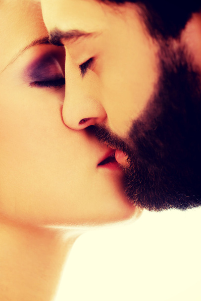 Heureux beau couple embrasser. - Photo, image