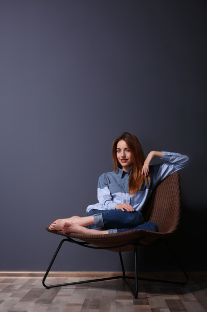 Giovane donna in camicia e jeans
  - Foto, immagini