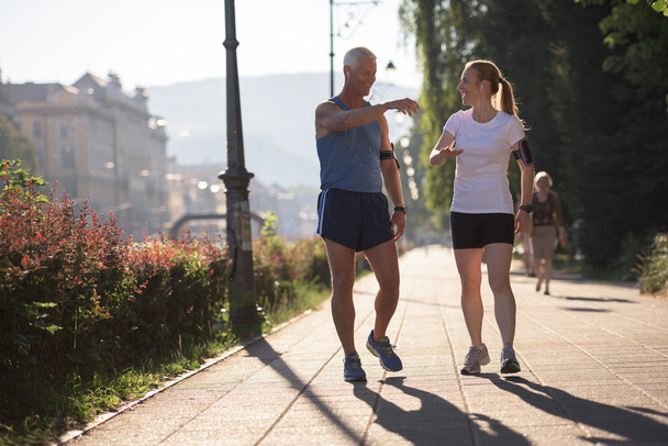 jogging couple planning running route - Foto, immagini