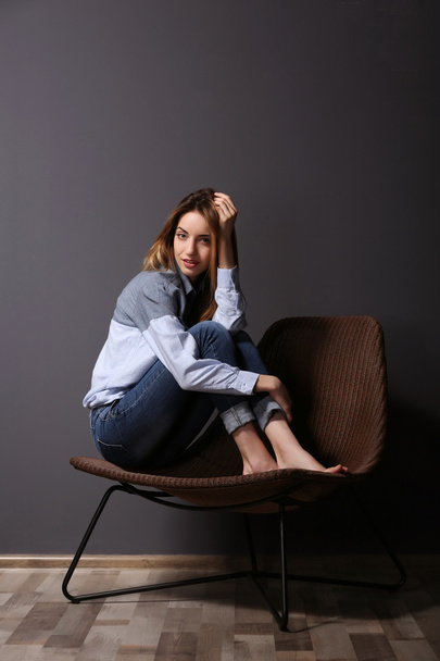 young woman in shirt and jeans  - Foto, afbeelding