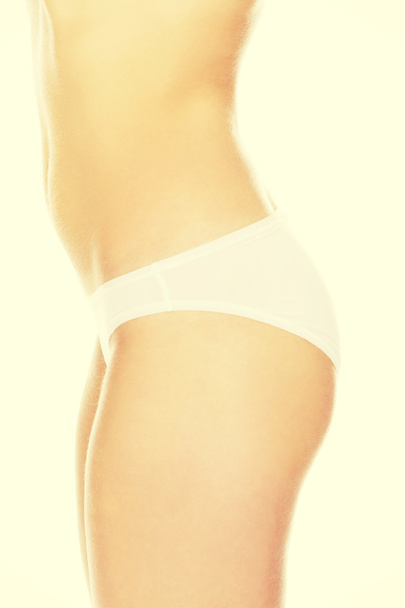 Вид сбоку на сексуальное тело женщины в белом нижнем белье
 - Фото, изображение