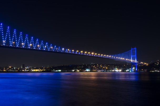 Vue de nuit du pont du Bosphore
 - Photo, image