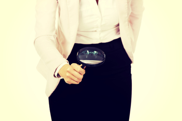 Giovane donna d'affari con una lente d'ingrandimento
 - Foto, immagini