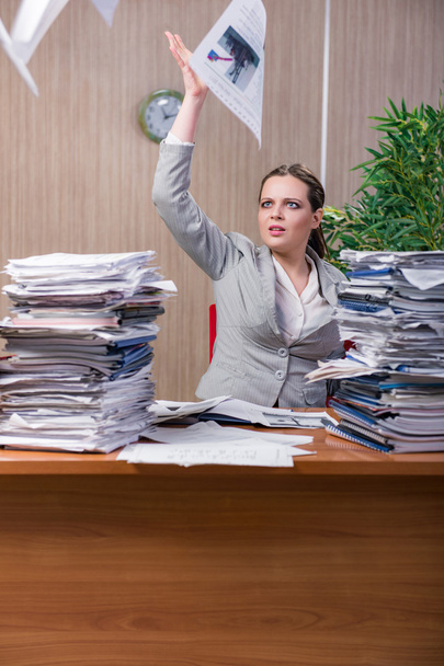 İş kadını ofiste çalışan stres altında - Fotoğraf, Görsel