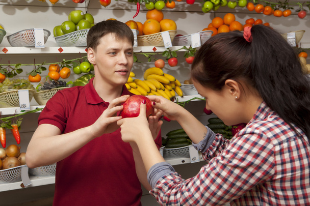 Young woman buys grapefruit - Foto, immagini