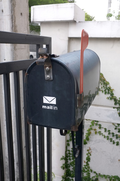 Чёрный винтажный почтовый ящик
 - Фото, изображение