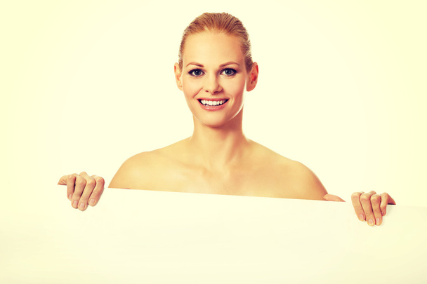 Sexy nahá blondýna drží prázdná deska - Fotografie, Obrázek