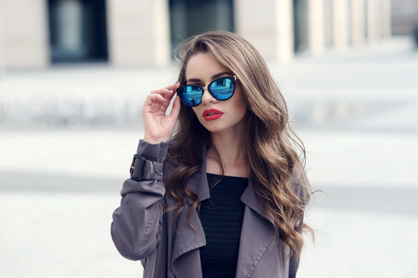 young pretty stylish girl in sunglasses - Foto, afbeelding