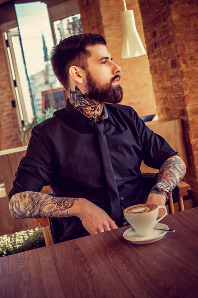 Γενειοφόρος άνδρας με τατουάζ - Φωτογραφία, εικόνα