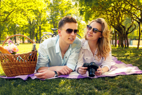 Schönes Paar beim Picknick - Foto, Bild