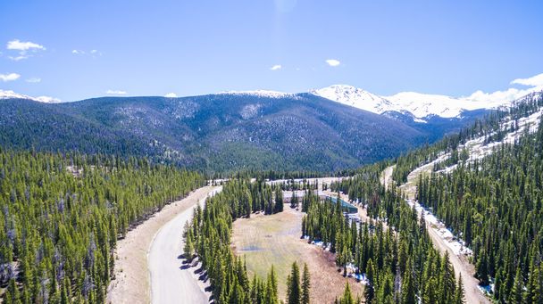 Вид з повітря на гірськолижний курорт
 - Фото, зображення