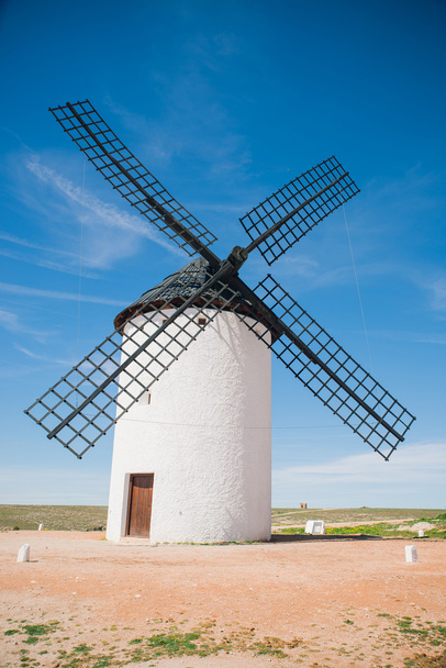 Molinos de viento tradicionales, Toledo, España
 - Foto, Imagen
