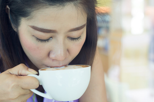 femminile bere caffè caldo in caffè
 - Foto, immagini