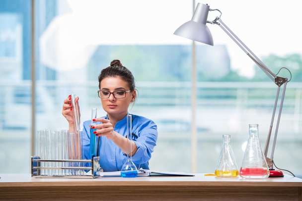 Laboratóriumi kémiai vizsgálatokat végző női orvos - Fotó, kép