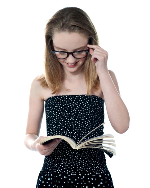 Beautiful girl reading book - Φωτογραφία, εικόνα