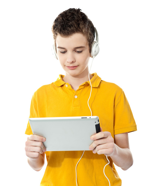 Boy listening to music on tablet pc - 写真・画像
