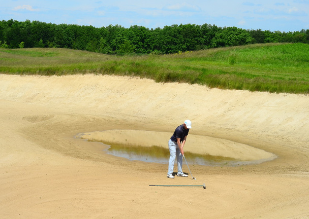 Mann spielt Golf auf grünem Golfplatz - Foto, Bild