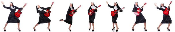 白で隔離ギターと修道女 - 写真・画像