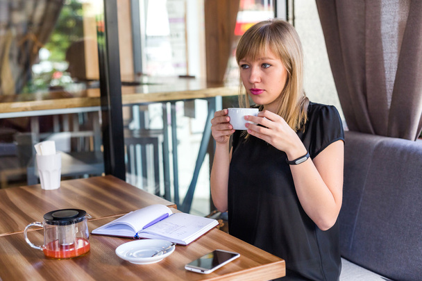 женщина пьет чай и работает с деловыми документами
 - Фото, изображение