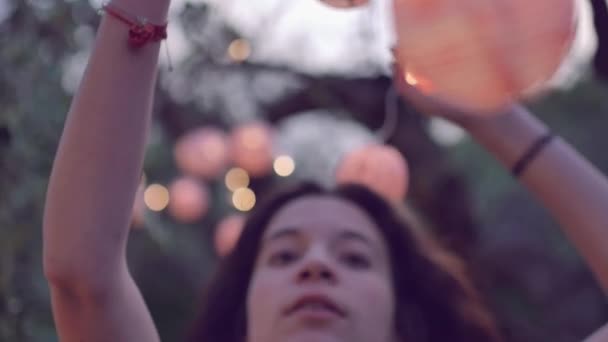 kieliszek w zwolnionym tempie młoda kobieta gra z latarnią w ogrodzie - Materiał filmowy, wideo