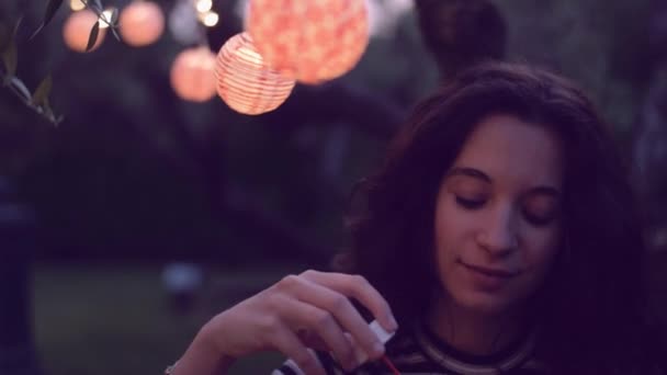 Mladá žena se baví s mýdlové bubliny - Záběry, video