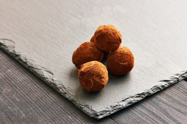 Kotitekoinen suklaa tryffelit - Valokuva, kuva