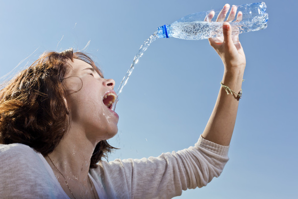 A menina derrama água de uma garrafa
 - Foto, Imagem
