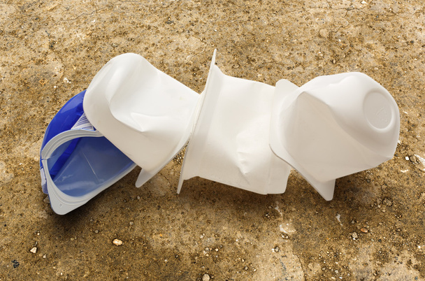 Порожній подрібнений пластиковий йогурт горщики
 - Фото, зображення