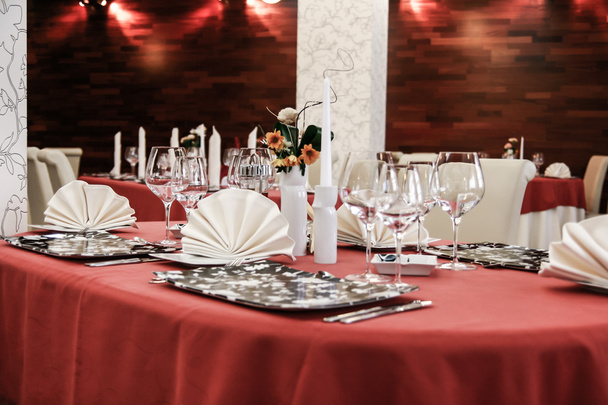Ensemble de table pour le repas dans un restaurant moderne
 - Photo, image