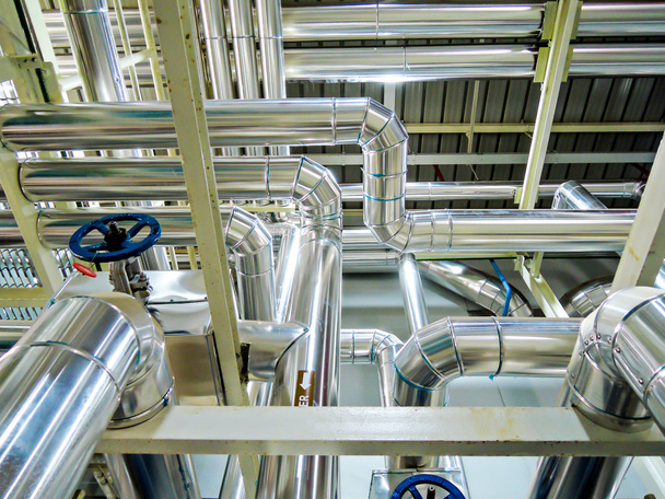 Proceso Caldera de acero tuberías de vapor de agua caliente en el espacio para la industria
. - Foto, Imagen