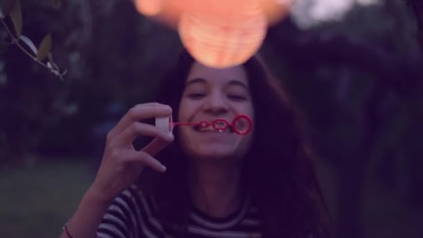 Jonge vrouw met plezier met zeepbellen - Video