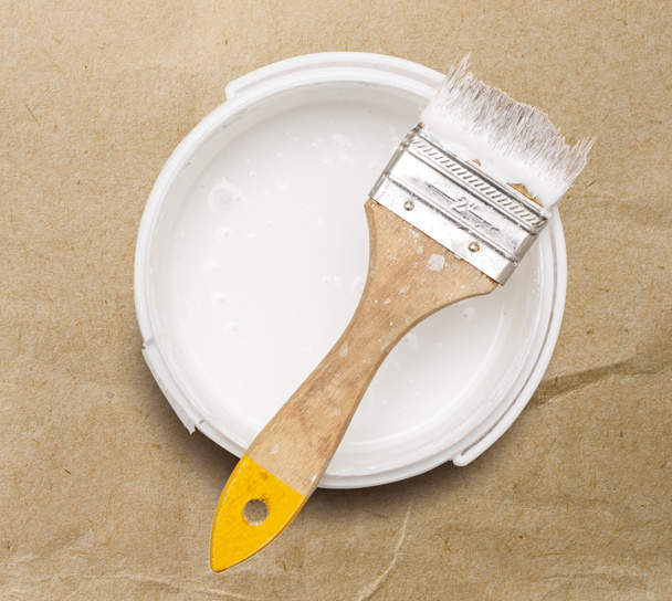 Blikje witte verf met borstel - Foto, afbeelding