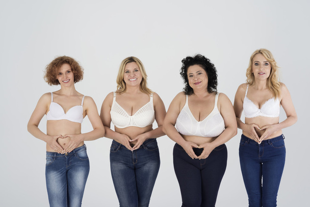 Mulheres felizes vestindo jeans
  - Foto, Imagem