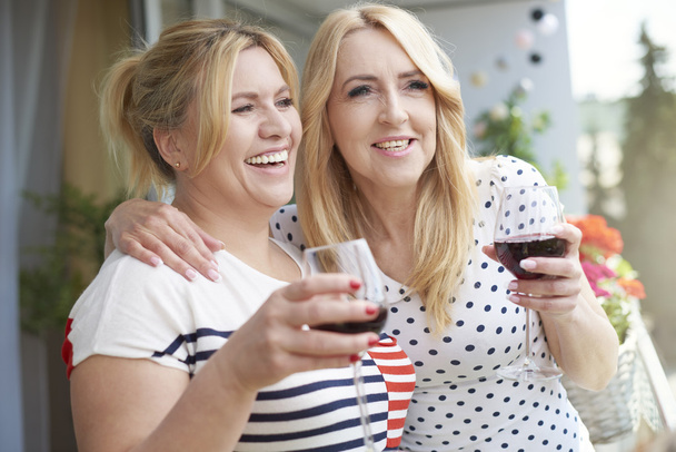 щасливі жінки п'ють вино
  - Фото, зображення