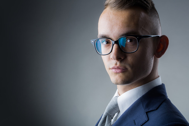 Junger Mann mit Brille - Foto, Bild