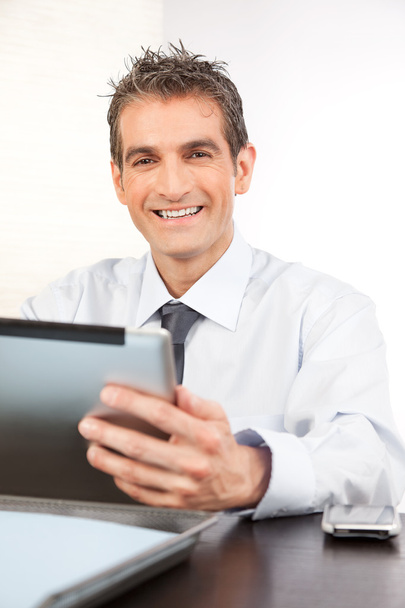 Businessman Holding Digital Tablet - Foto, Imagen