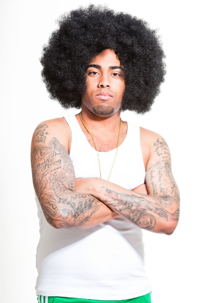 Хип-хоп городской черный мужчина ретро афро волосы в белой рубашке и блеск изолированы на белом. Выглядишь уверенно. Крутой парень. Снимок студии
. - Фото, изображение