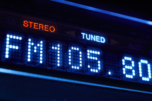 Fm ラジオ チューナーが表示されます。調整されたステレオのデジタル周波数駅 - 写真・画像