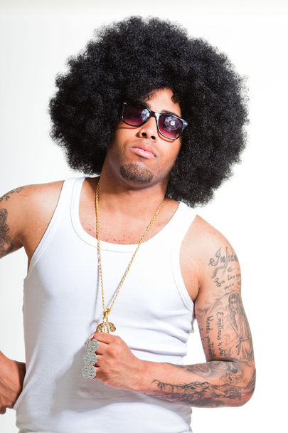 Hip hop urbano negro hombre retro afro pelo vistiendo camisa blanca y bling bling aislado en blanco. Gafas de sol. Pareces seguro. Un tipo genial. Captura de estudio
. - Foto, Imagen