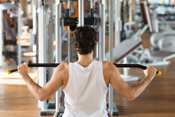 man training hard in gym - Foto, Bild