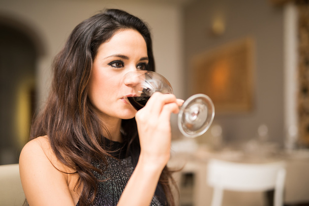 Woman drinking wine - Foto, afbeelding