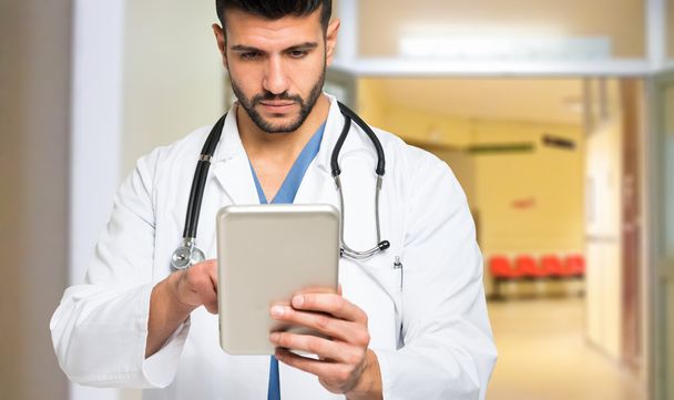 Doctor using a tablet - Φωτογραφία, εικόνα