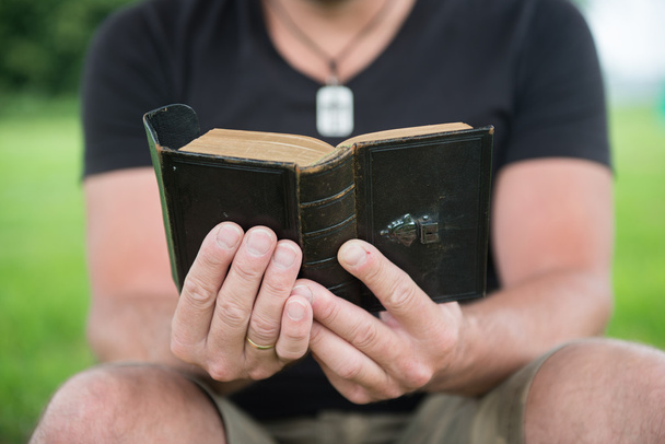 człowiek czytanie Biblii - Zdjęcie, obraz