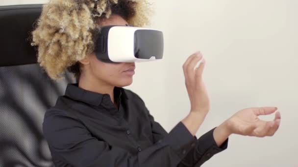 Επιχειρηματίας που εργάζεται στην εικονική πραγματικότητα - Πλάνα, βίντεο