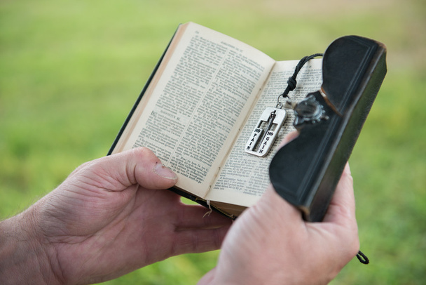 Homme lisant une Bible
 - Photo, image