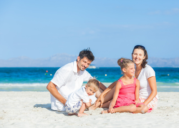 Family of four on tropical beach - Foto, Bild