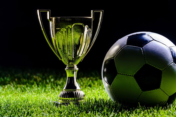 サッカー ボールとフットボール カップ - 写真・画像